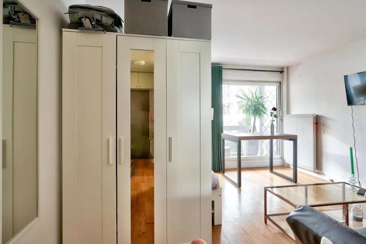 Nice Apartment With Balcony - Paris 15 France